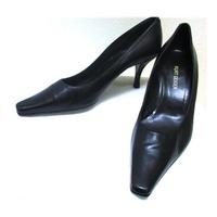 kurt geiger size 55 leather black pointed kitten heel shoes