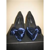 Kurt Geiger Size 5 Navy Low Heel Satin Shoes