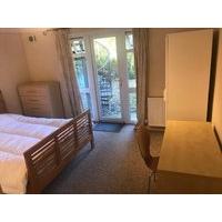 large double bedroom with en suite available in central southampton