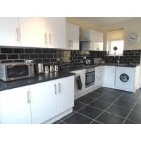 LAST 2 SINGLE & DOUBLE ROOMS! DIRECT ACCESS TO M18!