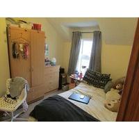 Large bedroom available to let , 10 minute walk from Queens University Belfast.
