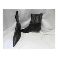 Ladies leather ankle boots. Unbranded - Size: 5 - Black - Boots