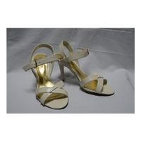 lauren ralph lauren size 4 cream heeled shoes
