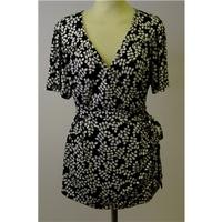 linear - Size: XL - Black/white tunic top