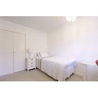 Lovely clean room available in townhouse property