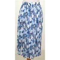 Lucia, size 14 blue and white pleated skirt