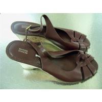 Marks & Spencer Size 6.5 Burgundy High chunky wedge shoes