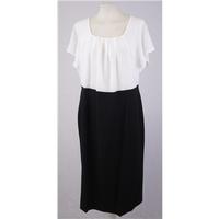 Magi-Sculpt - Size 18 - Ivory & Black - Short Sleeved Dress