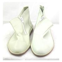 Medway of London, size 6/39 cream leather zipped ankle boots