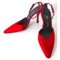 Melbo Couture Size 5 Bold Red Satin Pointed Heeled Shoes