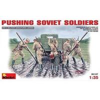 miniart 135 pushing soviet soldiers