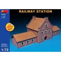 Miniart 1:72 - Railway Station (multi Coloured Kit)