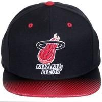 Mitchell And Ness Cap NZ54Z Miami Heat Black / Red men\'s Cap in black
