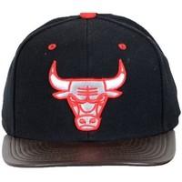 Mitchell And Ness Cap Legacy EU262 Chicago Bulls Black / Red and Brown women\'s Cap in black