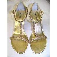 moda in pelle size 5 gold sandals