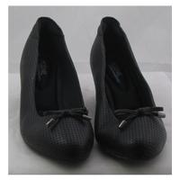 Modare, size 6/39 black chunky heeled pumps