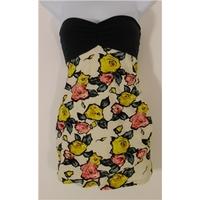 Motel Top Size XS Featuring A Vibrant Floral Print