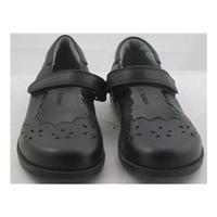 M&S School, size 8/25 black leather scallop trim Mary Janes