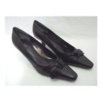 ms marks spencer size 6 black court shoes