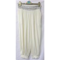 M&S Marks & Spencer - Size: 10 - Cream - Cropped trousers