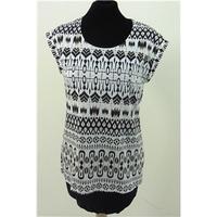 ms collection size 12 black and white top with tribal pattern