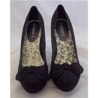 New Look Size 7 Black Heeled Shoes