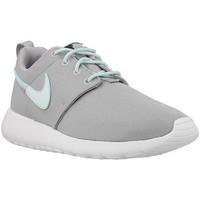 Nike Roshe One GS girls\'s Children\'s Shoes (Trainers) in Grey