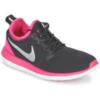Nike ROSHE TWO JUNIOR girls\'s Children\'s Shoes (Trainers) in black