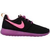 Nike Roshe One GS girls\'s Children\'s Shoes (Trainers) in Black