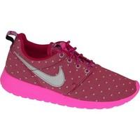 Nike Rosherun Print GS girls\'s Children\'s Shoes (Trainers) in Pink