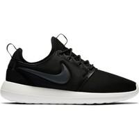 Nike Roshe Two men\'s Shoes (Trainers) in Black