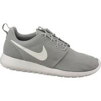 Nike Rosherun men\'s Shoes (Trainers) in Grey