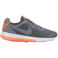 Nike MD Runner 2 LW men\'s Shoes (Trainers) in Grey