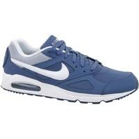 Nike Air Max Ivo men\'s Shoes (Trainers) in Silver