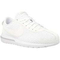 Nike W Roshe Cortez NM women\'s Shoes (Trainers) in White
