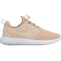 Nike Roshe Two SE women\'s Shoes (Trainers) in BEIGE