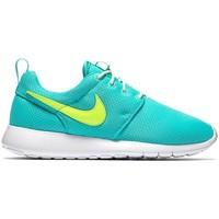 Nike Roshe One GS women\'s Shoes (Trainers) in green