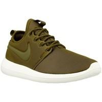 Nike W Roshe Two women\'s Shoes (Trainers) in Green