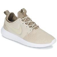 Nike ROSHE TWO SE W women\'s Shoes (Trainers) in BEIGE