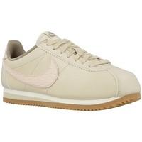 Nike W Classic Cortez Leather women\'s Shoes (Trainers) in BEIGE