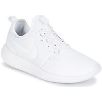 Nike ROSHE TWO W women\'s Shoes (Trainers) in white