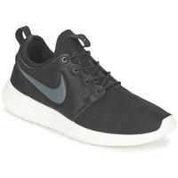 Nike ROSHE TWO W women\'s Shoes (Trainers) in black