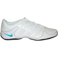 Nike Wmns Musique IV women\'s Shoes (Trainers) in white