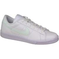 Nike Wmns Tennis Classic women\'s Shoes (Trainers) in White