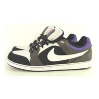 Nike Size: 10 White & Black Trainers