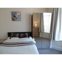 NO BOND!!High Quality room available close to centre!!