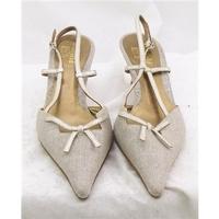 nwot manfield size 437 beige pale gold slingbacks