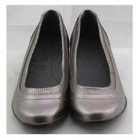 nwot footglove size 6 metallic pumps