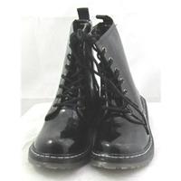 NWOT, size 6 black patent effect DM style boots