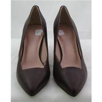 NWOT M&S Collection, size 7 dark ox blood red square throat court shoe